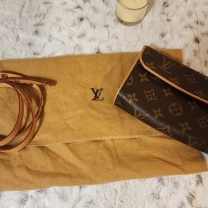 Authentic Vintage Louis Vuitton pochette with xs belt. All in perfect condition!